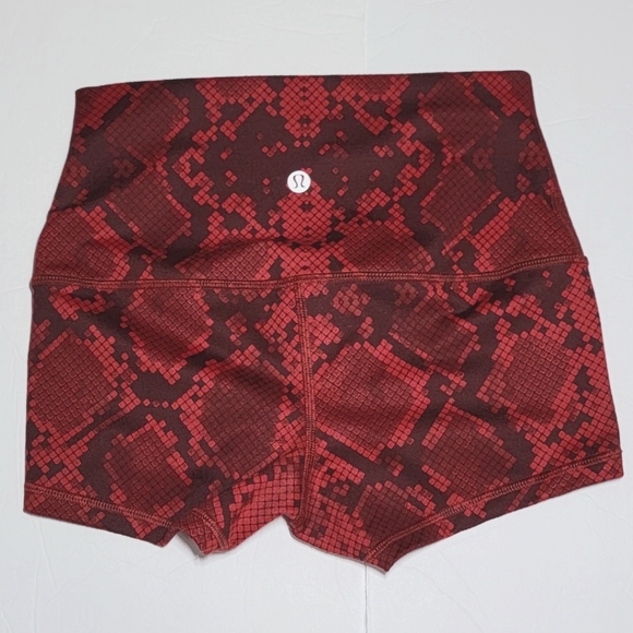 Lululemon Boogie Shorts/ Size 4. - Picture 4 of 10